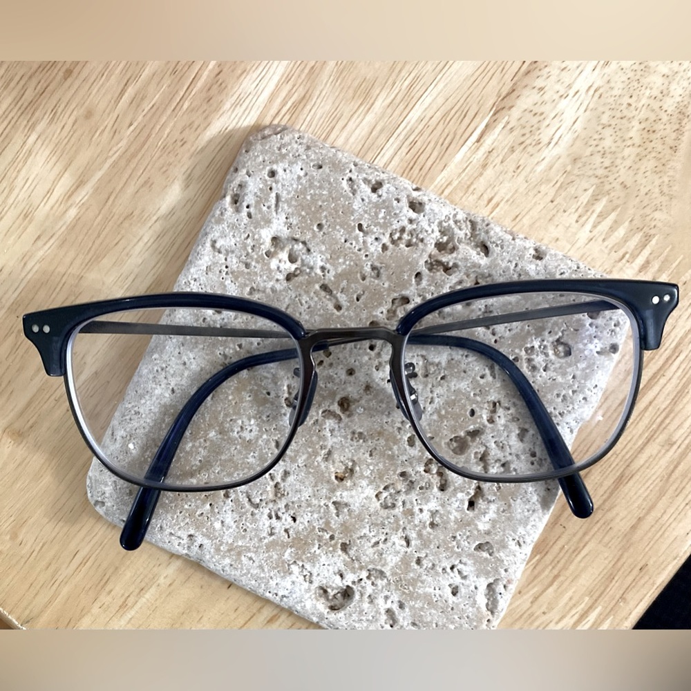 This is a mens like new metal/plastic frame ina 49/19 eye size and  bridge